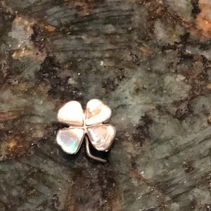 Four leaf clover pin🌺